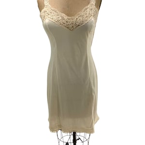 Vintage Wonder Maid Cream Colored Full Slip Lace Shoulder Straps & Trim Sz. 32