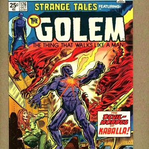 Puede incluir: Una portada de cómic vintage de Strange Tales con The Golem. La ilustración de la portada representa una figura púrpura con un pecho brillante, luchando contra criaturas demoníacas rojas. El texto incluye "The Thing That Walks Like a Man!" y "The Devil Hordes of Kaballa!"