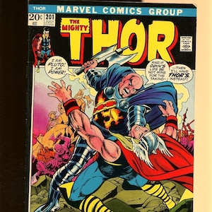 Può includere: Copertina di fumetto vintage di "The Mighty Thor" raffigurante una scena di battaglia. La copertina ha uno sfondo nero con il titolo in grandi lettere gialle. L'immagine mostra due figure in combattimento, con fumetti e la frase "To Live Again! To Die Forever!"