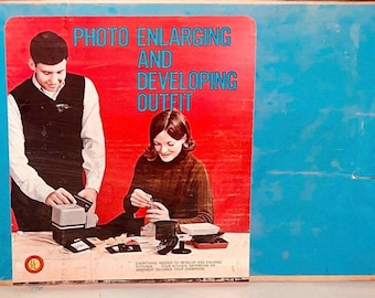 Vintage Photograph Developing and Enlarging Darkroom Kit. #1111 Teen Photo Enlarging and Developing Outfit. Unused vtg new in original box.