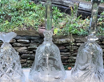 Bells 4 kristallklockor i blykristallglasstil. Fina vintagekristallklockor med fjärilstoppning, gäss, tulpan och Fenton frostat jordgubb