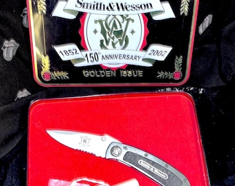 Smith & Wesson 150th anniversary knife. Made in the USA in 2002, Remains as new never used. Presented in a very nice commemorative tin.