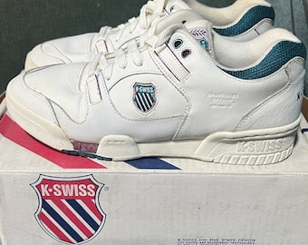 K-Swiss Iconic Kicks Original Tennis Shoes Men’s Sz 8 Low Top Premium White Leather w/ Teal/Mauve Crest Grancourt Gstaad Silicone Formula 18