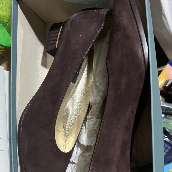 Vintage Di Sandro Made in Italy Brown Suede Pumps Size 9AA Unique Rippled Heels with Gold Trim. New in box old stock. Last ones remaining!