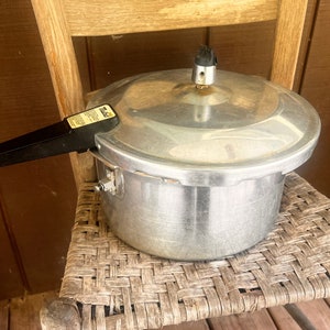 Vintage Maitres Pressure Cooker 6 Quart 5.7 Lt Alcan Stove Top Lid Locking Aluminum Pressure Cooker. Made in Brazil