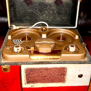 Revere Reel to Reel Model 1-100 Tape Recorder! 1950s Portable Recorder/Player Built in Cary Case and Speakers Revere Camerra Company Chicago