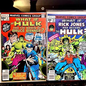 Puede incluir: Dos cómics vintage de Marvel "What If". El primero pregunta "¿Qué pasaría si Hulk tuviera el cerebro de Bruce Banner?" y el segundo pregunta "¿Qué pasaría si Rick Jones se hubiera convertido en Hulk?" Ambos presentan ilustraciones coloridas de Hulk.