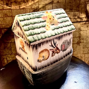 Noah&#39;s Ark Ceramic Cookie Jar by Sierra Vista Starnes 1940&#39;s Japan. Cute variety of animals on this Small Adorable Cookie Jar.  6.5&quot; x 4.5”