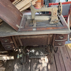 4 vintage sewing machines and 3 vintage sewing machine tables. Must pick up in East Tennessee or arrange for shipping with our assistance.
