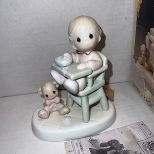 Precious Moments &quot;Baby’s First Meal&quot; Vintage 1990 Retired Enesco Porcelin Figurine New in box with original. 524077