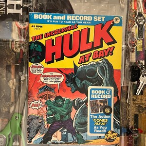 Jeu de disques et livre vintage Hulk de 1974. Inclut le premier album imprimé - PR#11 - Hulk joue le rôle principal dans « At Bay ! Englehart, Conway, Trimpe et Jack Abe