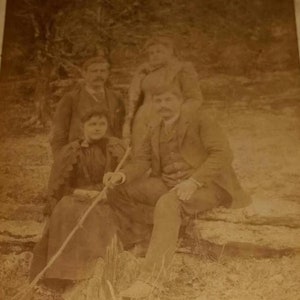 Mustaches - Brüder, Schwestern, Familie, Freunde? Vintage Porträt von zwei gut gekleideten Paaren - 6,5 x 4,25 Schwarzweißfotografie.