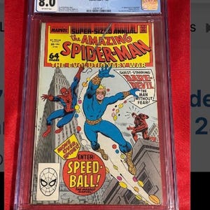 Puede incluir: Un cómic calificado con Spider-Man, Daredevil y Speedball. La portada muestra escenas llenas de acción con colores vibrantes y el texto "The Amazing Spider-Man Annual #22". El cómic está dentro de un protector.