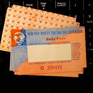 Weltausstellung New York 1964 - 1965 Eintrittskarten. Vintage Unbenutzte Tickets New York Worlds Fair 1964-1965 1 Tagespass für je 10 oder 3 für 25!