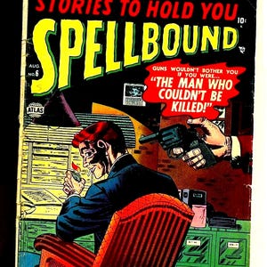 Puede incluir: Cómic vintage Spellbound número 6, publicado por Atlas. La portada muestra a un hombre con traje sentado en una silla roja, encendiendo un cigarrillo, mientras una mano apunta con una pistola hacia él. Texto: Stories to Hold You y The Man Who Couldn't Be Killed.