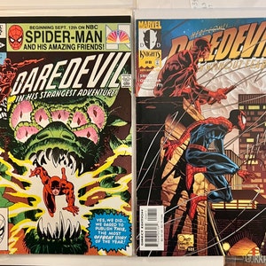 Op de afbeelding: Twee comicboekomslagen met Daredevil, een superheld in een rood-zwart kostuum. De eerste omslag toont Daredevil die vecht tegen een groen monster met een bek vol tanden. De tweede omslag toont Daredevil en Spider-Man die vechten op een dak. De tekst op de eerste omslag luidt "Daredevil in zijn vreemdste avontuur!" en de tekst op de tweede omslag luidt "Daredevil: Zonder angst!"
