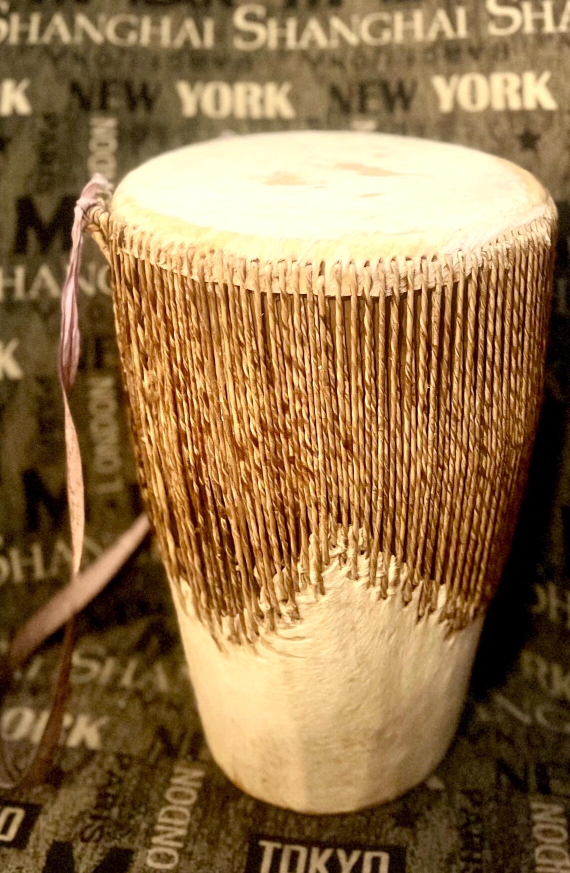 Old African Style Large Hand Drum with real soft hide top, bottom & wrapped around drum. Great Tone! Excellent Display, Side Table any Decor, foto 2 di 5