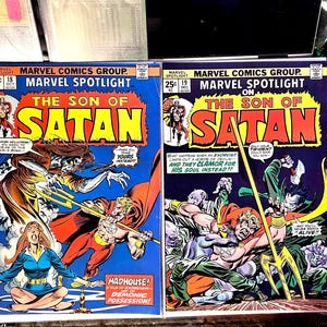 Puede incluir: Dos cómics vintage de Marvel Spotlight con "The Son of Satan". Las portadas son predominantemente azules, rojas y amarillas, con ilustraciones de figuras demoníacas y el texto del título. Se muestran los números 18 y 19.