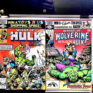 Puede incluir: Dos cómics vintage de Marvel: "What If The Hulk Had Become a Barbarian?" y "What If Wolverine Had Killed The Hulk?" con ilustraciones de Hulk y Wolverine. Los cómics tienen el logotipo de Marvel Comics Group y números de edición.