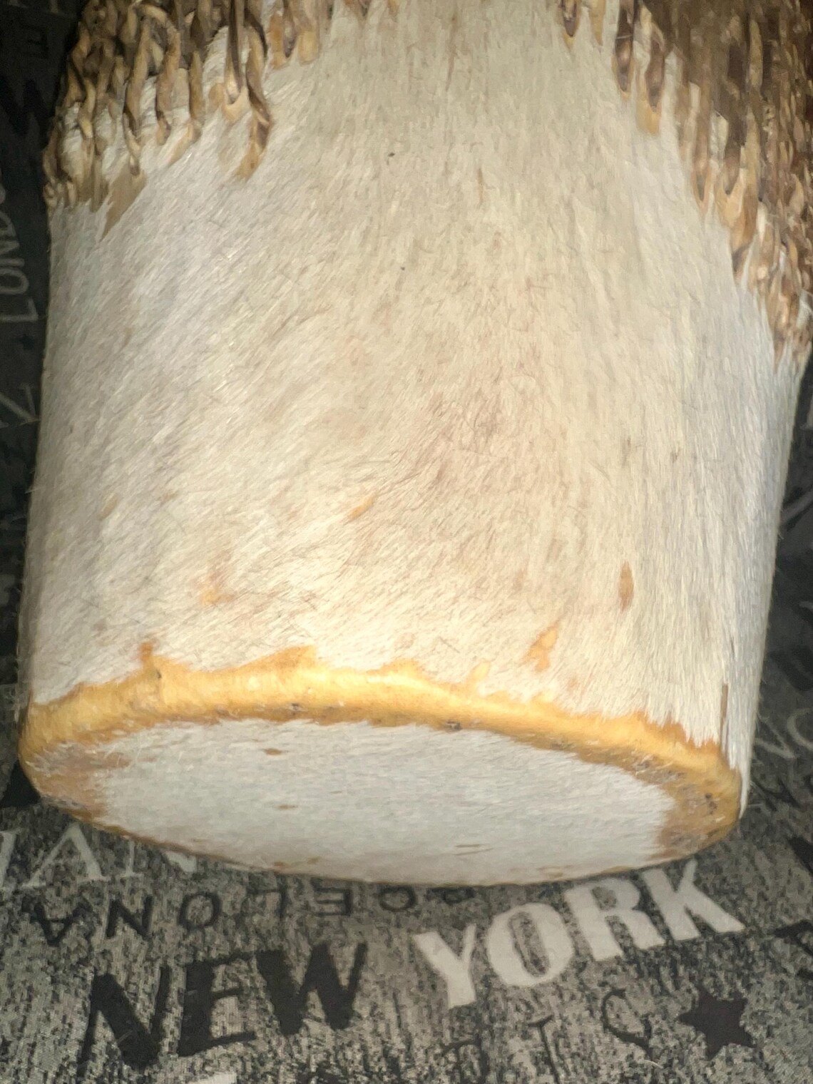 Old African Style Large Hand Drum with real soft hide top, bottom & wrapped around drum. Great Tone! Excellent Display, Side Table any Decor, foto 4 di 5
