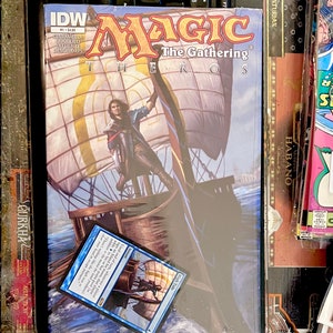 Libro di fumetti di Magic the Gathering Theros n. 1 con carta Alta marea. Nella confezione originale sigillata in fabbrica. Non aperto con aspetto eccellente.