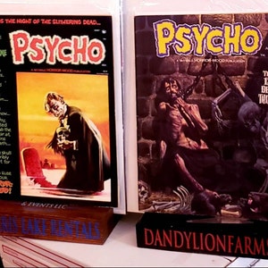 Peut inclure: Deux comics d'horreur vintage avec le titre "Psycho" sur la couverture. Le premier comic présente un homme en costume tenant un crâne. Le deuxième comic présente un homme enchaîné à un mur avec un squelette en arrière-plan. Le texte sur la couverture du deuxième comic est "The 13 Dead Things".