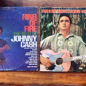Dos álbumes de discos de vinilo LP vintage de Johnny Cash: Songs of Our Soil y Ring of Fire
