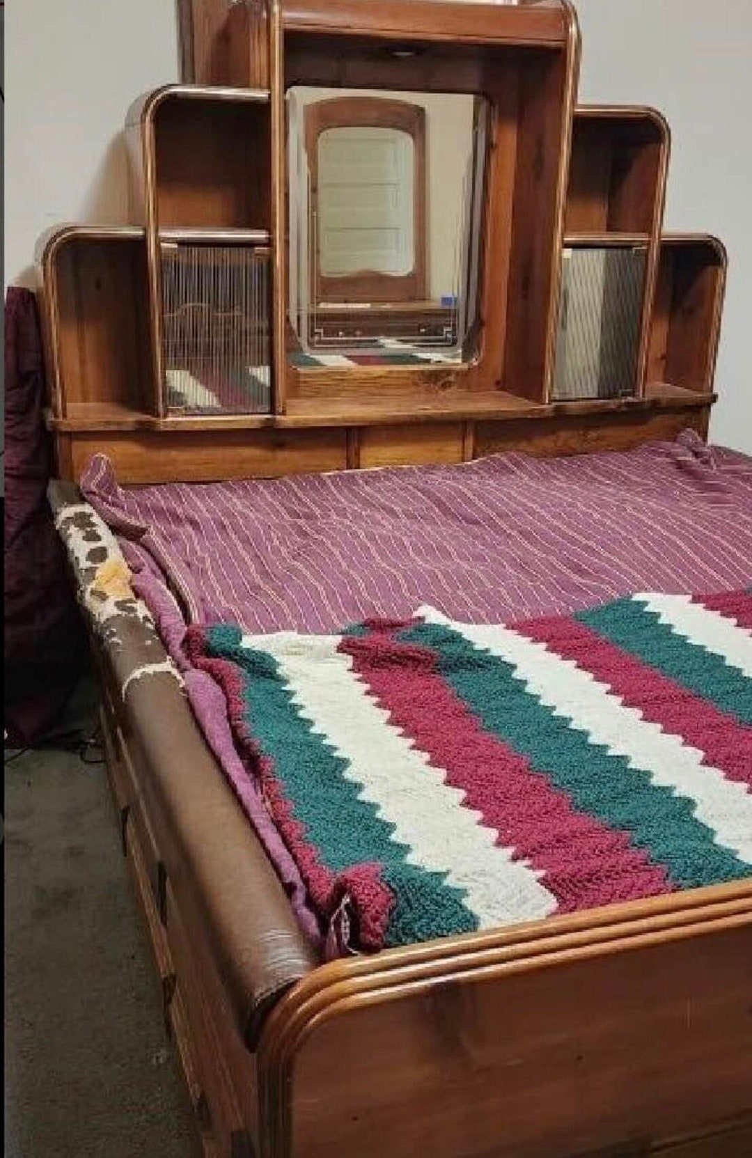 King Size Water Bed W/ Solid Wood Mirrored Headboard, Motion Reducing