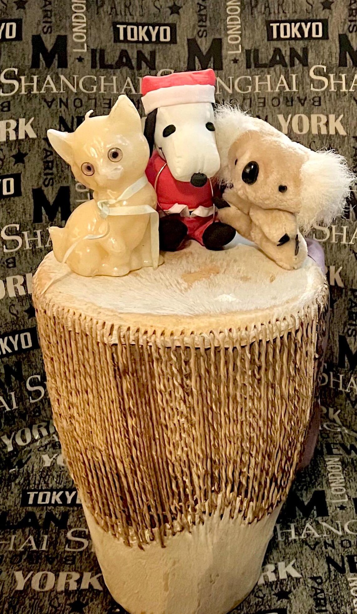 Old African Style Large Hand Drum with real soft hide top, bottom & wrapped around drum. Great Tone! Excellent Display, Side Table any Decor, foto 3 di 5