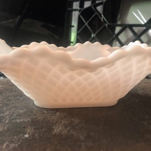 Plato para dulces vintage de vidrio blanco Hazel Atlas con diseño de rombos cuadrados
