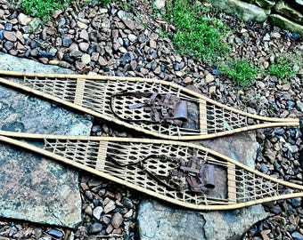 Vintage sneeuwschoenen. De Shoe Shack Klassiek wanddecor voor lodge, hut of andere ruimtes met behoud van capaciteit voor oorspronkelijk beoogde functie.