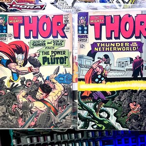 Può includere: Una tazza di ceramica bianca con manico nero e la scritta "But First, Coffee" in nero, in grassetto. La tazza è appoggiata su una superficie bianca. La tazza è alta circa 10 cm.