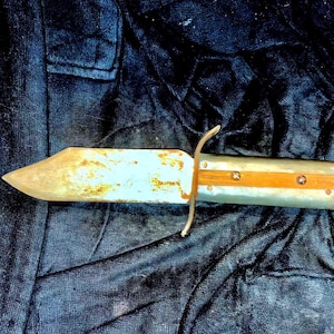 Vintage Handmade Knife / Fixed Blade Midevil Bowie Hunting Utility with a most impressive 6.5" x 2" blade and complementing handle armor.