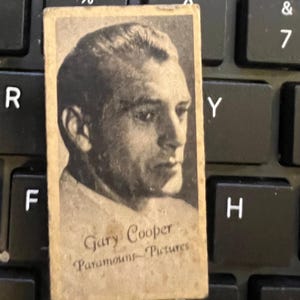 Gary Cooper Paramount Pictures Rare 1934 Trading Card. Vintage Peerless Scales Vending Machine Movie Star Engrav-O-Tints Card.