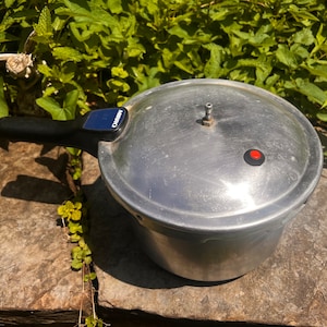Vintage Mirro Cooker. Locking Lid Stove Top Aluminum 4.2 quart Classic Pressure Cooker. Made in Brazil