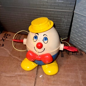 Fisher Price Humpty Dumpty Vintage 1960’s Pull Toy. Twirling Hands. Humpty Dumpty pull toy with the Yellow hat.