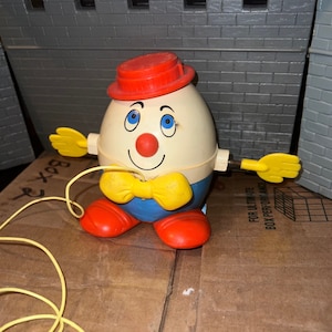 Fisher Price Humpty Dumpty Vintage early 1970’s Pull Toy.  Fisher Price pull toy Humpty in the Red Hat!