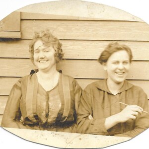 Imágenes: todas sonrisas, novias felices. Foto antigua: grandes expresiones. Vestirse informalmente. Nada de grandes cintas para el pelo ni cuellos victorianos.