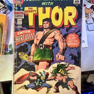 Può includere: Fumetto vintage Marvel Comics Group, "Journey Into Mystery With Thor" numero 124. Presenta un'illustrazione colorata di Thor ed Ercole in azione, con il testo "Enter Hercules!" e "The Glory and the Grandeur!"