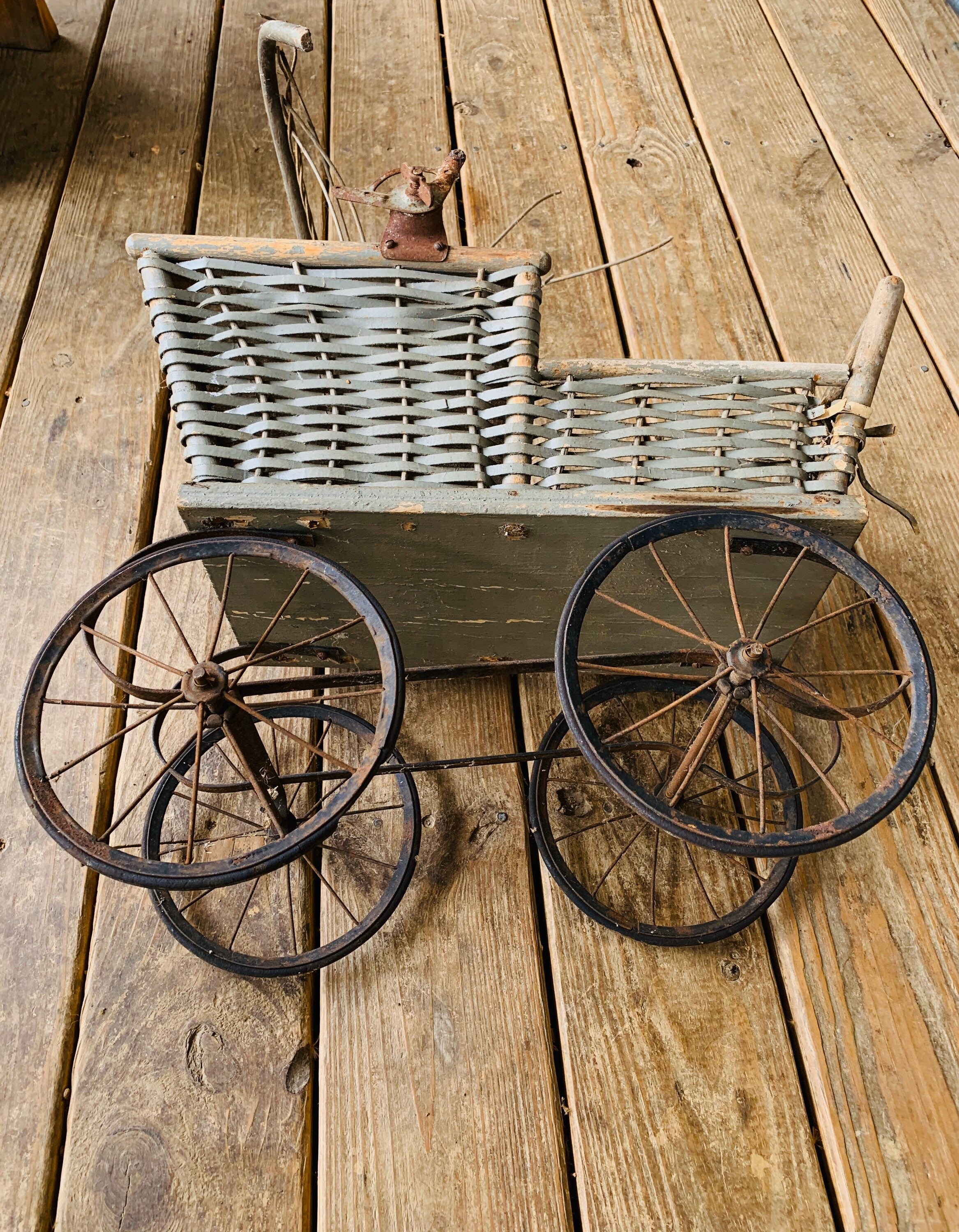 アンティークのベビードール用籐製ベビーカー。ヴィンテージ修復