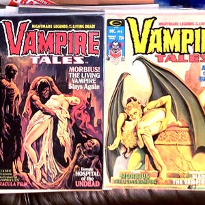 Può includere: Due fumetti vintage "Vampire Tales". Le copertine presentano illustrazioni di vampiri e altri elementi horror. Una copertina ha il testo "Morbius! The Living Vampire Slays Again". L'altra copertina ha il testo "Altar of the Undead".