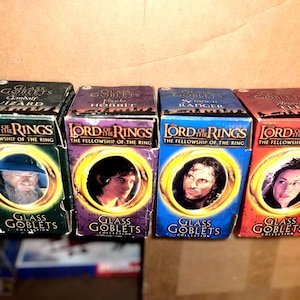 El Señor de los Anillos de JRR Tolkien - La Comunidad del Anillo ILUMINAR las copas de cristal Gandalf, Arwen, Strider. Nuevo en caja Vintage Stock.
