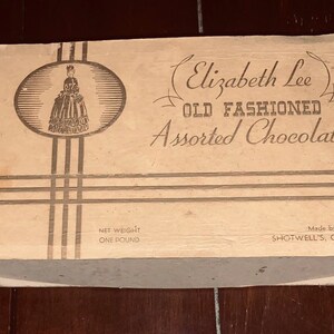Boxes & Ephemera Antike Elizabeth Lee Altmodische Assorted Pralinenschachtel mit Vintage-Papier von Mädchen am Martha Washington College 1928