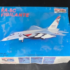 RA 5C Vigilante 1/72 scale Vintage Minicraft Hasagawa model aircraft. Complete with parts, instructions and decals.
