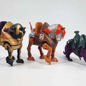 He-Man and The Masters of the Universe Vintage 1983 Skeletor&#39;s Purple Panthor Battle Cat And War Horse Night Stalker + War horse Stridor