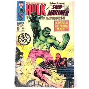 Puede incluir: Portada de cómic vintage con Hulk y Sub-Mariner. Hulk, una figura de piel verde con pantalones cortos rosas, se representa en una pose dinámica. La portada incluye texto como "The Incredible Hulk" y "To Astonish".