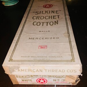Antike Box mit Vintage Ephemera Silken Crochet Cotton Box mit Erinnerungsstücken von Martha Washington College Abingdon Virginia 1928