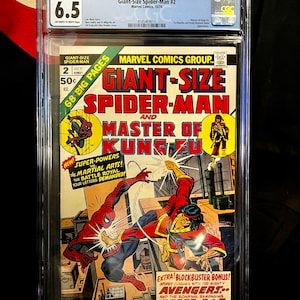 Puede incluir: Una portada de cómic con Spider-Man y el Maestro del Kung Fu en una pose de batalla. La portada es roja, amarilla y azul con el título "Giant-Size Spider-Man and Master of Kung Fu".