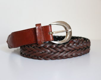 Vintage bruine gevlochten leren riem: geweven ontwerp met zilveren gesp