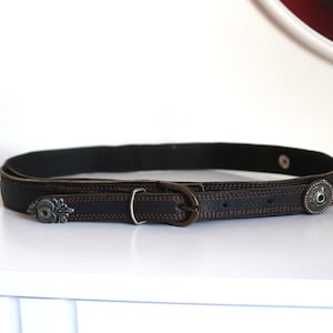 Ceinture en cuir marron avec embouts en argent : ceinture pour femme de style occidental